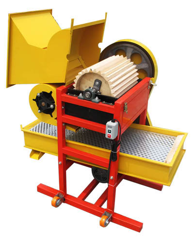 Small peanut shelling machine