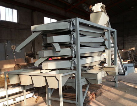 Peanut sieving machine