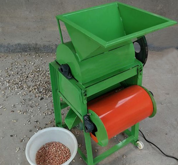 Small peanut shelling machine